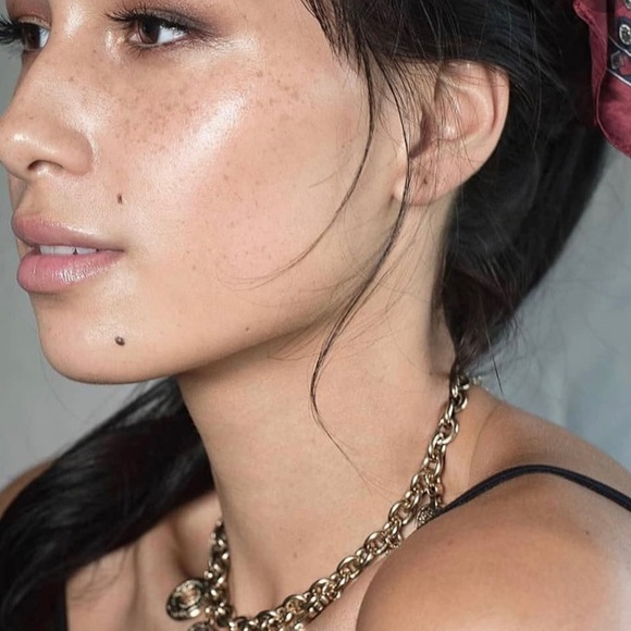 Becca shimmering skin perfector poured NIB!! - Picture 4 of 13